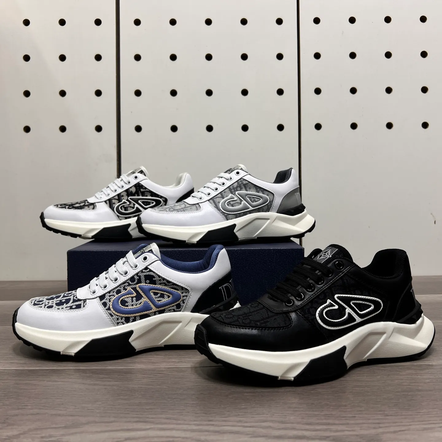 Factory price: 438💰Dior original quality.~ Unique modern style sneakers. 🏃A must-have casual shoe for trendy men😍😍 Imported cowhide fabric, sheepskin foot pads (refuse to discolor and grind feet) soles: Original soles specially provided by the original factory, French lazy style design ⚠️Fit to the feet, original quality, super comfortable original soles. Just like shooting the real thing 🎬The real thing is better, high-quality sneakers, size: 38-44 (45 and 46 can be customized)